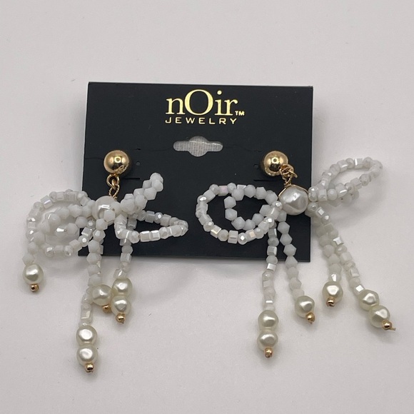 NWT nOir Jewelry White Beaded Pearlescent Bow Earrings with Gold Tone Accents - Picture 1 of 3